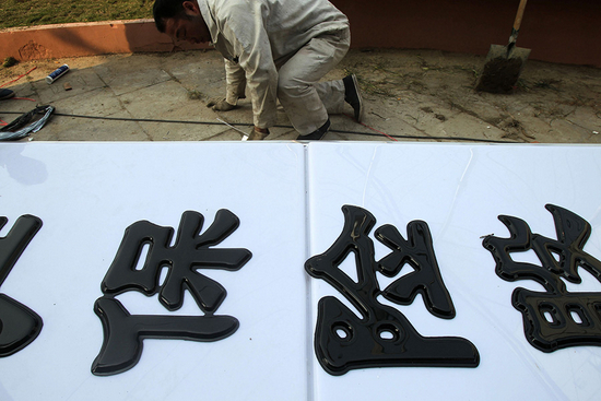 骗保的直接受害者似乎只有保险公司，但从长远来看其危害远不止于此。图|视觉中国