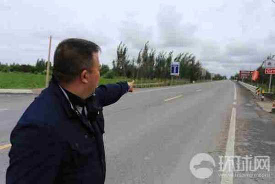 努尔麦麦提手指的方向，就是当年暴徒跟公安干警对峙的地方。摄影范凌志