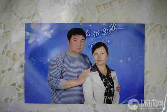 阿不都艾尼•吐尔地和妻子吐尔孙古丽的合影。摄影范凌志