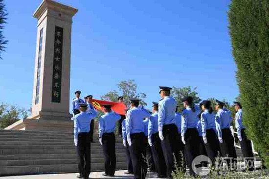 伊犁州公安局干警在烈士纪念碑前宣誓。摄影范凌志