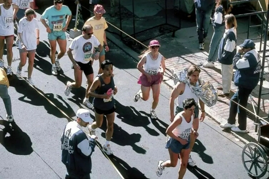 在跑波士顿马拉松的村上春树。迄今为止，他至少完成过6场波士顿马拉松。