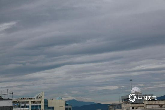 　　中国天气网讯 9月6日，北京雨后天空出现层云，云层多变，层层叠叠，仿佛一幅幅水墨画，悠远而灵动。（图/中国天气网王晓）