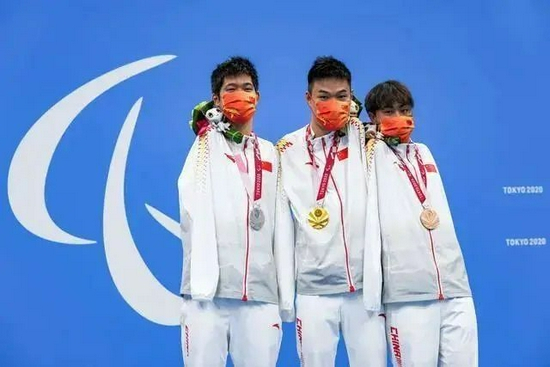 8月27日，冠军郑涛（中）、亚军王李超（左）和季军袁伟译在颁奖仪式上合影。新华社发