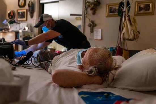 当地时间9月13日，美国休斯敦，急救人员救助一名83岁的新冠患者 图源：视觉中国