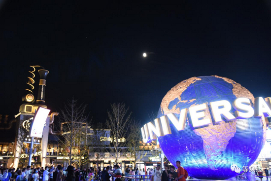 环球影城开业前人满为患《等深线》记者 郑丹 摄