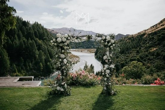 用鲜花装点的仪式架 图源：受访者供图