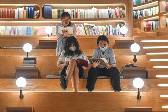 10月1日晚，读者在海口市海口湾云洞图书馆阅读。新华社记者 蒲晓旭 摄