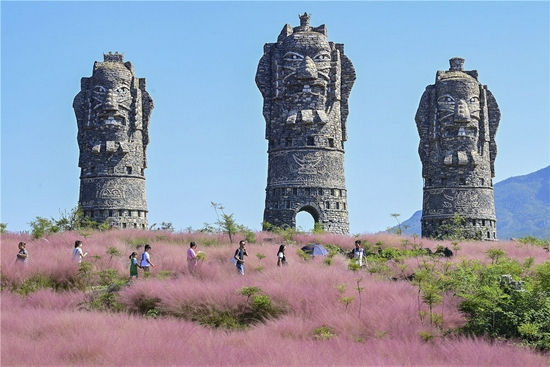 10月1日，游客在重庆市酉阳土家族苗族自治县板溪镇叠石花谷景区游玩。新华社发（冉川 摄）
