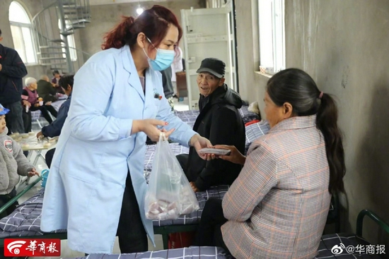 工作人员为安置点老人送上物资 &nbsp; 图源/华商报