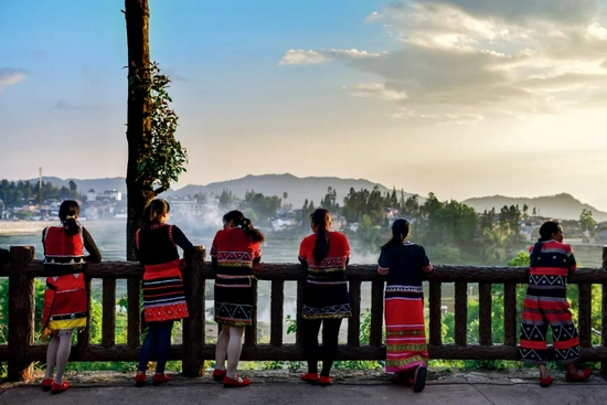 云南腾冲市清水乡，三家村中寨司莫拉佤族村的村民在广场上休息。图/新华