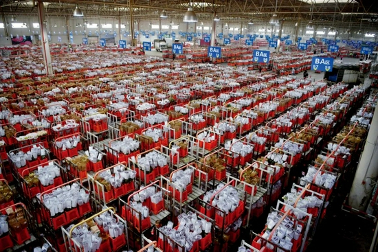 云南丰富的植被环境孕育了巨大的商机，昆明国际花卉拍卖交易中心是亚洲鲜切花交易量最大的产地型花卉拍卖市场，日均成交量500余万枝。摄影/本刊记者&nbsp;刘冉阳