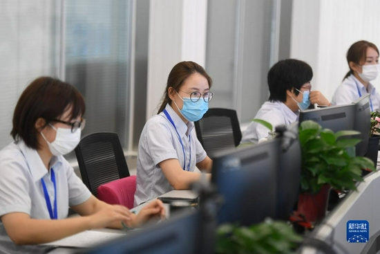 2020年7月16日，工作人员在浙江省诸暨市社会矛盾纠纷调处化解中心综合信息指挥室处理群众反映的问题。新华社记者 黄宗治 摄