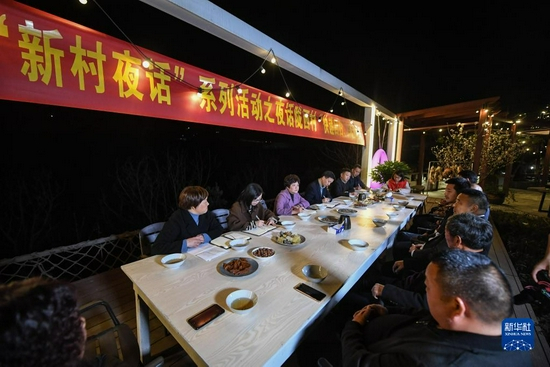 2021年2月22日，浙江省桐庐县钟山乡乡贤代表、民宿业主代表、桐庐县乡两级人大代表以及党员和村民代表在钟山乡参加“新村夜话”讨论活动。新华社记者 徐昱 摄