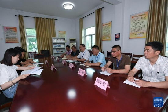 2021年6月2日，在浙江省湖州市吴兴区东林镇，当地人大代表及村民代表、乡贤等乡村议事会成员对东林镇社会治理办和农业农村办的包括高标准农田建设、安全生产、治水治气环境治理等方面的工作进行问询，提出建议和改进意见。新华社记者 徐昱 摄