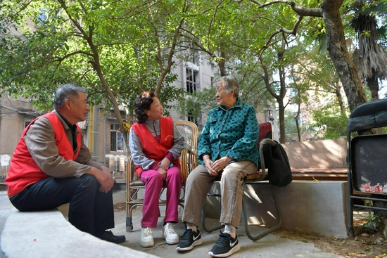 2019年11月，在江西省新余市渝水区新钢街道含笑社区，“敲门嫂”志愿服务队在社区里陪一名老人聊家常（新华社记者彭昭之 摄）