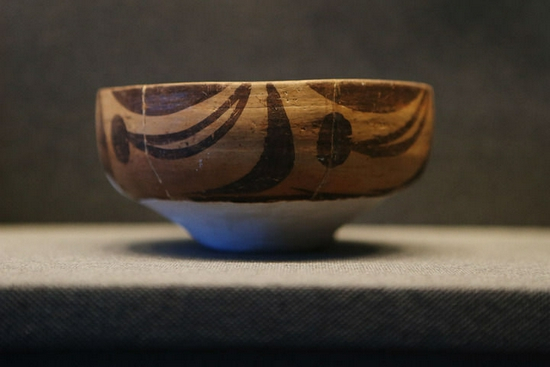 河南省三门峡市渑池县仰韶文化博物馆展出的陶碗（10月15日摄）。新华社记者 许雅楠 摄