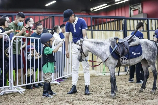  上马术课的孩子（受访者供图）