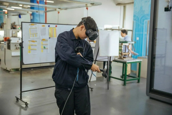 DAWT项目的学徒用VR练习操控机器（蔡小川 摄）