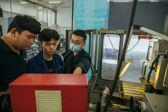 DAWT的学徒学习操作机器（蔡小川 摄）