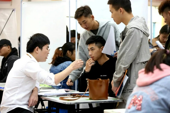 2019年10月26日，江苏省财经服务业2020届高职毕业生秋季招聘会在江苏职业技术学院举行（视觉中国供图）