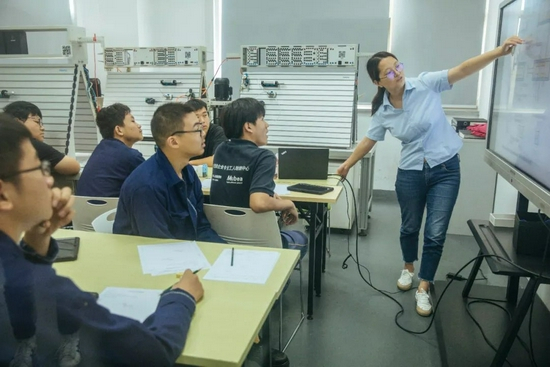 施慧在DAWT课堂给学徒讲课（蔡小川 摄）