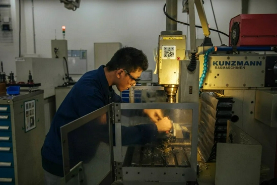 DAWT的学徒学习操作机器（蔡小川 摄）