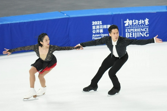 　　2021年10月14日，中国组合隋文静（左）/韩聪在双人滑短节目比赛中。当日，“相约北京”亚洲花样滑冰公开赛在北京首都体育馆开赛。新华社记者 鞠焕宗 摄