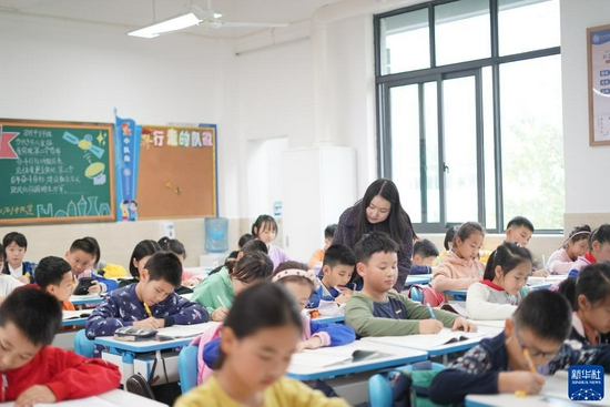 长沙市实验小学的老师在课后给学生们答疑解惑。受访者供图