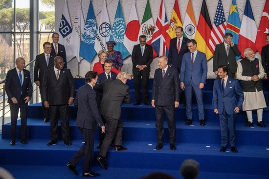 10月30日G20领导人合影时，约翰逊和特鲁多姗姗来迟