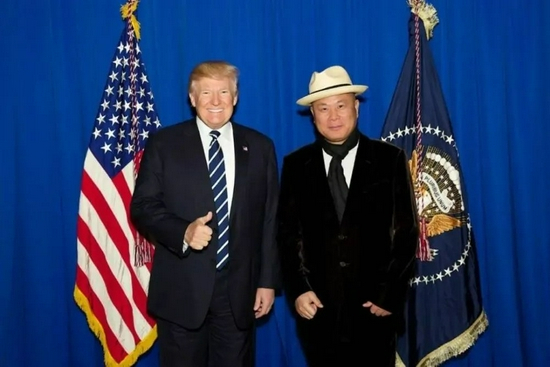 ·施建祥（右）与特朗普的合影。