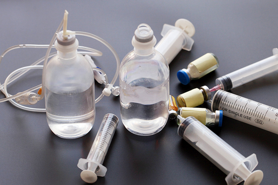 切断医疗机构效益与医疗服务供给量之间的联系，能够有效遏制医保诈骗。图|视觉中国