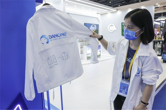 11月6日，工作人员在第四届进博会食品和农产品展区达能展台展示用塑料饮料空瓶制造的外套。新华社记者 张玉薇 摄