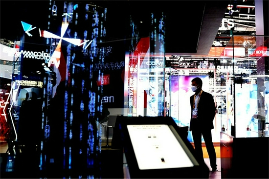 11月5日在第四届进博会拍摄的技术装备展区集成电路专区。新华社记者 张建松 摄