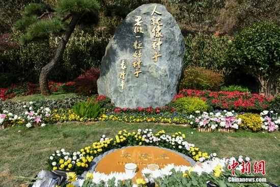 图为鲜花围满袁隆平院士墓碑。杨华峰 摄