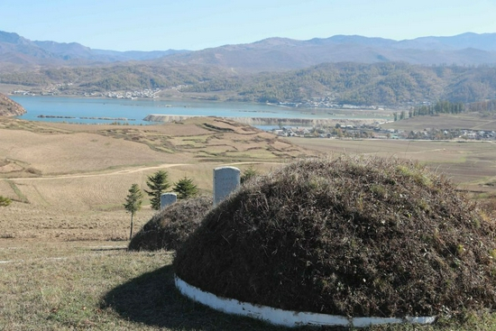 这是10月23日在朝鲜咸镜南道西北部拍摄的长津邑中国人民志愿军烈士合葬墓地。山坡下的湖即为朝鲜北部最大的湖泊长津湖。新华社记者 江亚平 摄