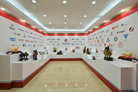 这是北京证券交易所首批上市的81家企业标识展示墙（11月15日摄）。新华社记者 李鑫 摄