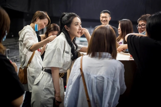 薇娅背后是一个数百人的专业化团队，谦寻文化是目前业内第一的电商直播MCN机构。| 视觉中国供图