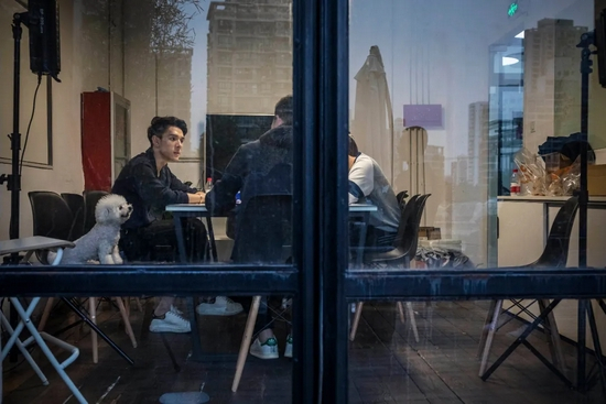 作为以直播美妆产品成名的主播，李佳琦的身份正在随影响力的扩大而变得多元化。| 视觉中国供图