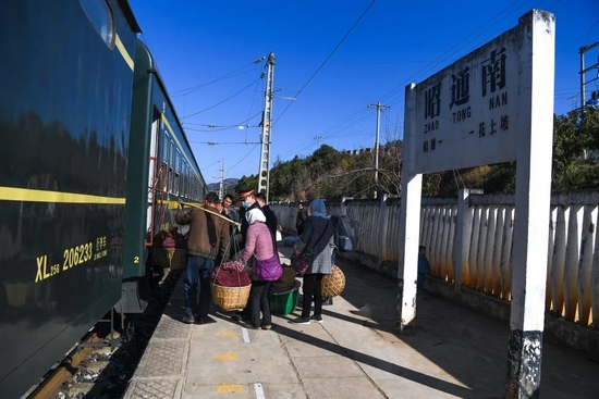  △11月30日，果农在云南省昭通南站登上5647次列车，准备前往贵州销售苹果。