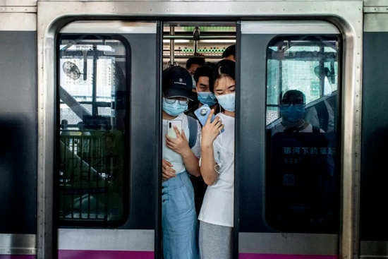  戴口罩出行成了很多人的习惯。图/人民视觉