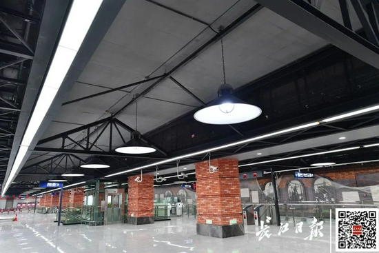 钢铁、“红房子”红砖、工矿灯等元素打造出怀旧的岁月感。记者李永刚 摄