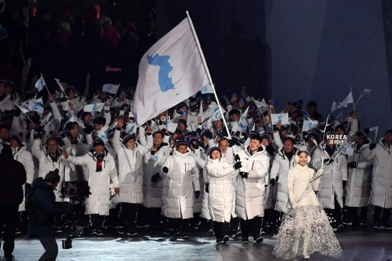  当地时间2018年2月9日，韩国平昌，2018平昌冬奥会开幕式上，朝韩代表携手入场。/IC photo