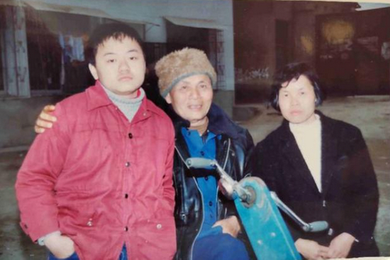  ↑年少时的魏永康（左）