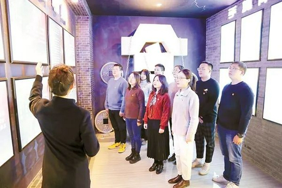 　　江苏省盐城市大丰区纪委监委高度关注年轻干部违纪违法问题，图为该区纪委监委组织青年干部参观廉政教育基地。徐晨 摄