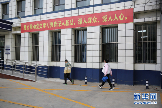 市民前往呼和浩特市公安局赛罕区分局巧报派出所“一站式综合服务区”办理业务。新华网 石毅 摄