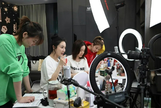 电商主播是强度极高的工作，需要持续性输出才能累积到流量（刘飞越 摄）