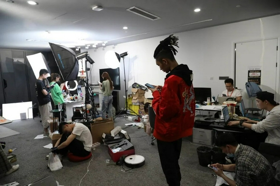 一场直播的顺利完成，至少需要十几人配合（刘飞越 摄）