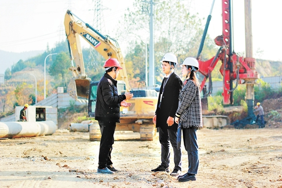 浙江省开化县纪委监委发挥“室组地”优势，通过座谈了解、实地走访等方式，摸排征地拆迁过程中侵吞骗取、冒领私分、贪污挪用补偿款等问题线索。图为该县纪检监察干部在华埠镇杨村工业园区了解相关情况。 余青青 摄