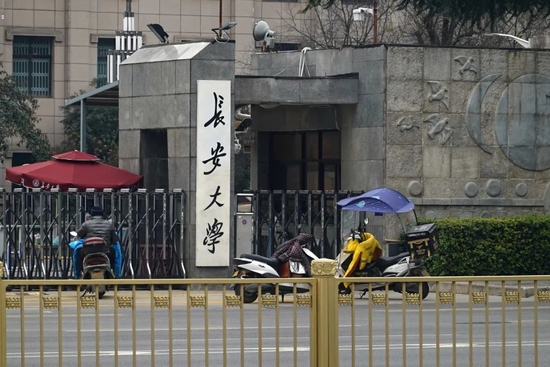 2021年12月15日，陕西省西安市雁塔区长安大学一校区实行封控管理（图源：视觉中国）
