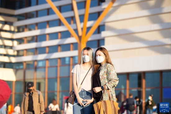 2021年12月12日，旅客在中老铁路万象站广场拍照。新华社记者 章建华 摄